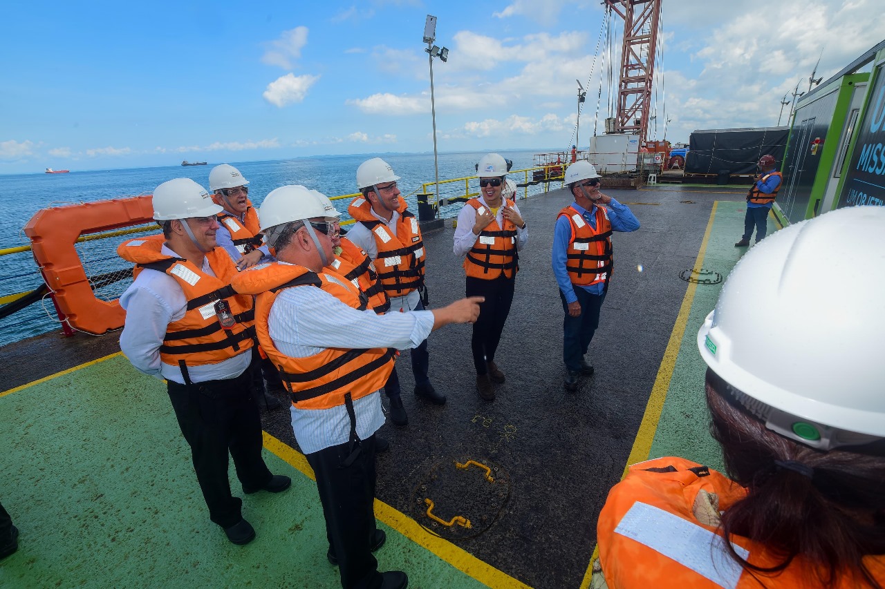 Comitiva da FIEB visita balsa e canteiro de sondagem da Ponte Salvador-Itaparica