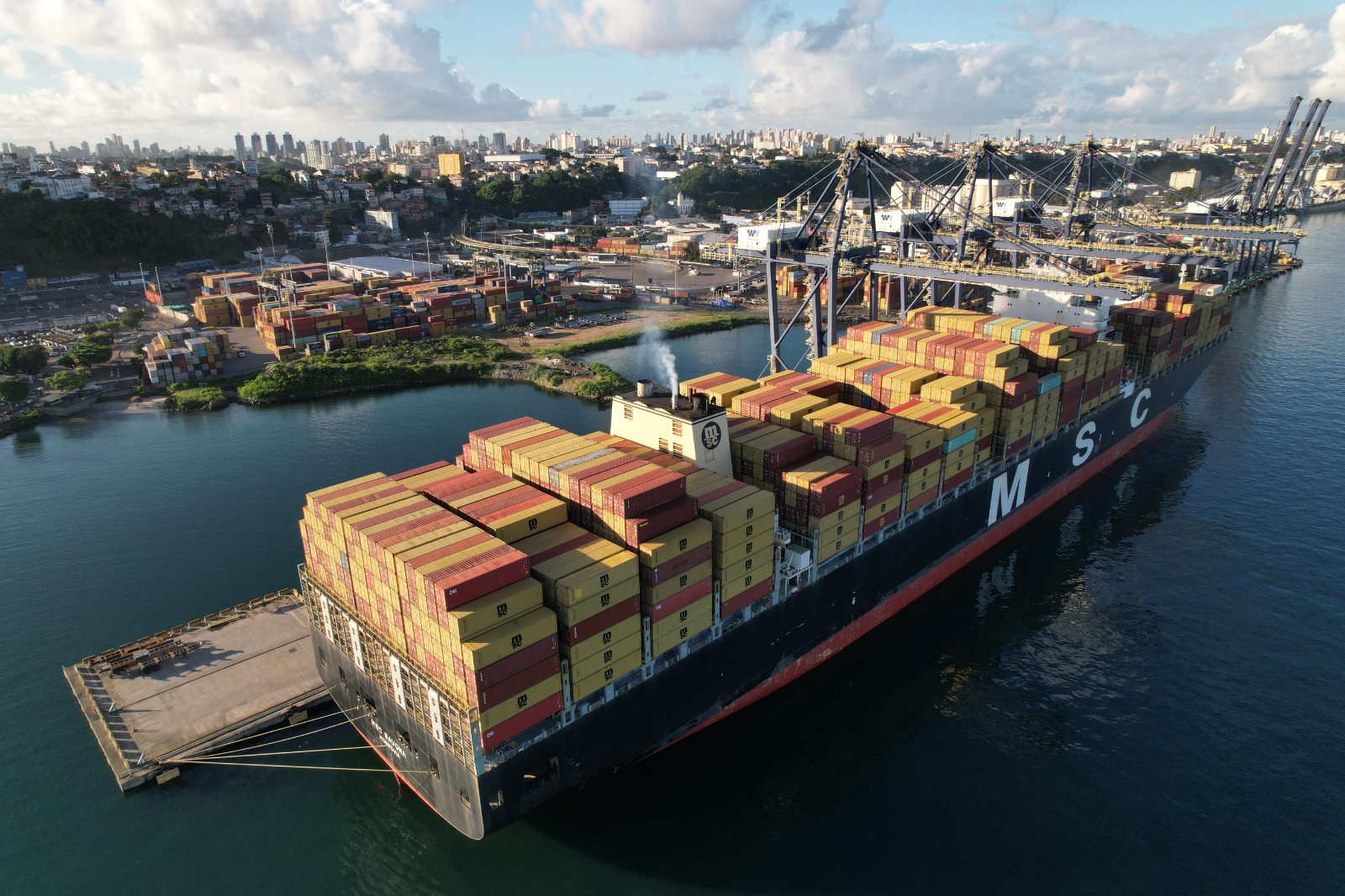 Navio aporta em Salvador com mais de 800 toneladas de materiais que serão usados no início das obras da Ponte Salvador-Itaparica